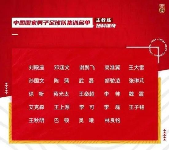 除此之外，两侧山峰上面，也能看出有人为修建的防御工事以及瞭望台，依稀还能看到工事内有人员活动。